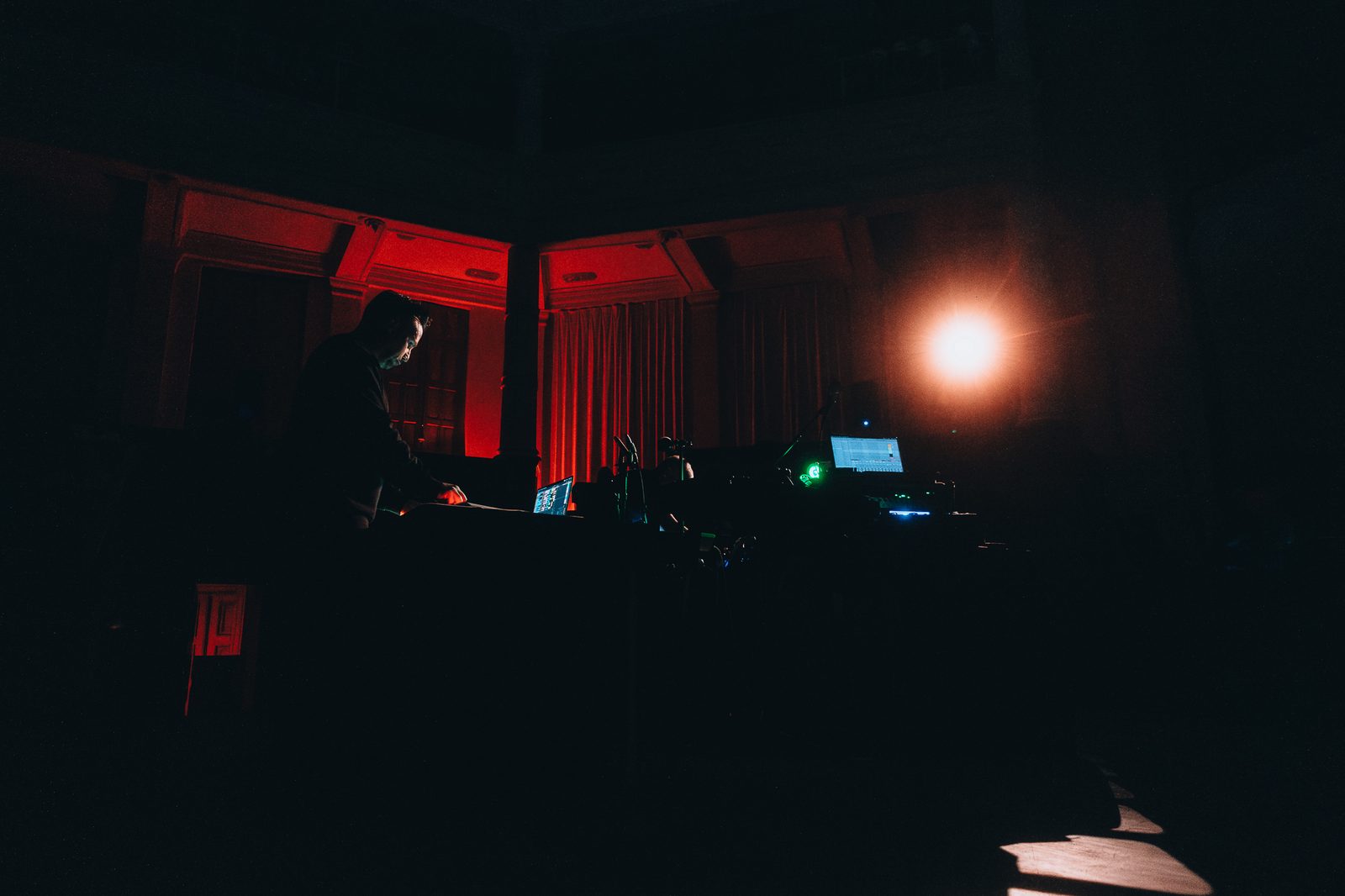 Live electronics in de Academiezaal, silhouet achter de setup